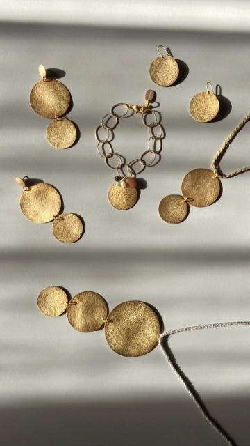 Looking for jewelry sets? 🌝
These are some of our designs that include the same circular golden piece and will match perfectly.
- We ship worldwide 🌍

¿En busca de conjuntos de joyas? 🌝
Estos son algunos de nuestros diseños que incluyen la misma pieza circular dorada y que se combinarán perfectamente.
- Tu pedido en 24/48h ✨

——
#handmadejewelry #handmadejewellery #joyeriaartesanal #bisuteriaartesanal #bisuteria #jewelryset #conjuntodejoyas #earrings #pendientes #necklaces #collares #bracelets #pulseras #jewelry #joyeria #accesorios #accessories #b2bjewelry #bisuteriaalmayor #bisuteriaalpormayor #joyeriasbarcelona #joyasbarcelona #joyeriabarcelona #bisuteriabarcelona #collareslargos #longnecklaces #collarlargo #longnecklace #joyasdoradas #goldenjewels
